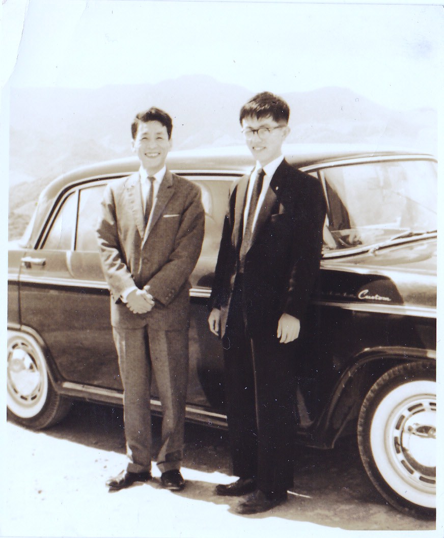 （左）田崎先生と小林昭美さん（右）
